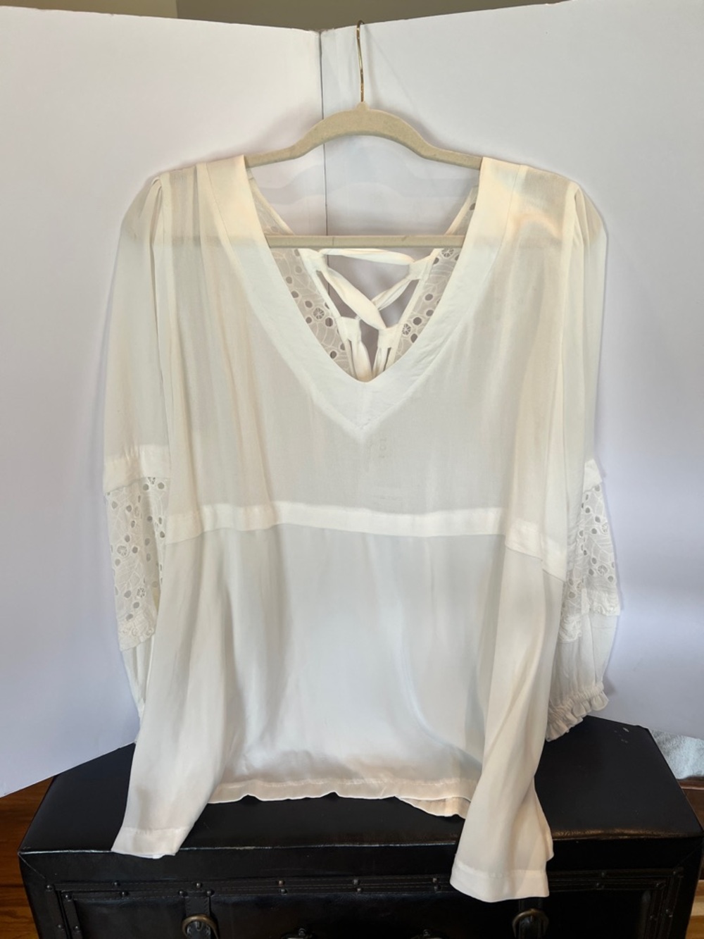 POL Cream/White V-Neck Lace-Back Tunic Top